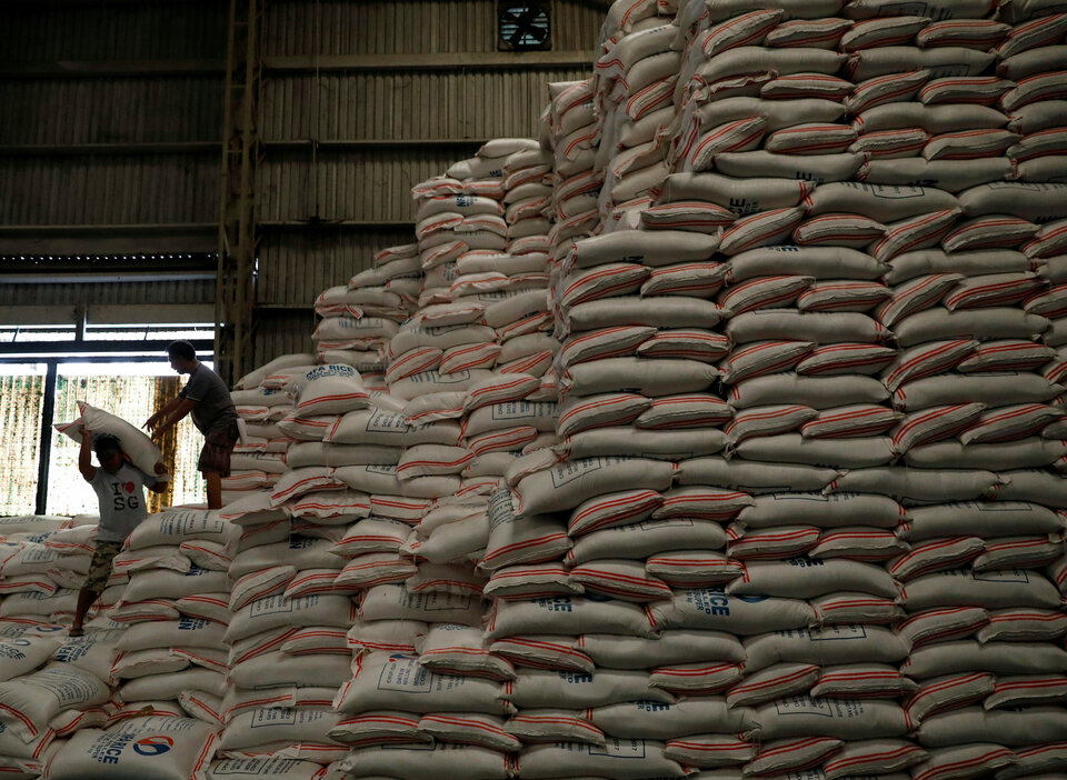 Rice prices in India and Thailand fell this week, pressured by sluggish overseas demand, while Bangladesh scrapped a plan to import Thai rice, citing delays in finalizing a deal. (Reuters Photo/Dondi Tawatao)