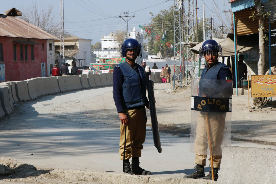 Policemen keep guard near the central prison where a court convicted 31people over the campus lynching of a university student last year who was falsely accused of blasphemy, and sentenced one of them to death, in Haripur, Pakistan, Wednesday (07/02).  (Reuters Photo/Stringer)