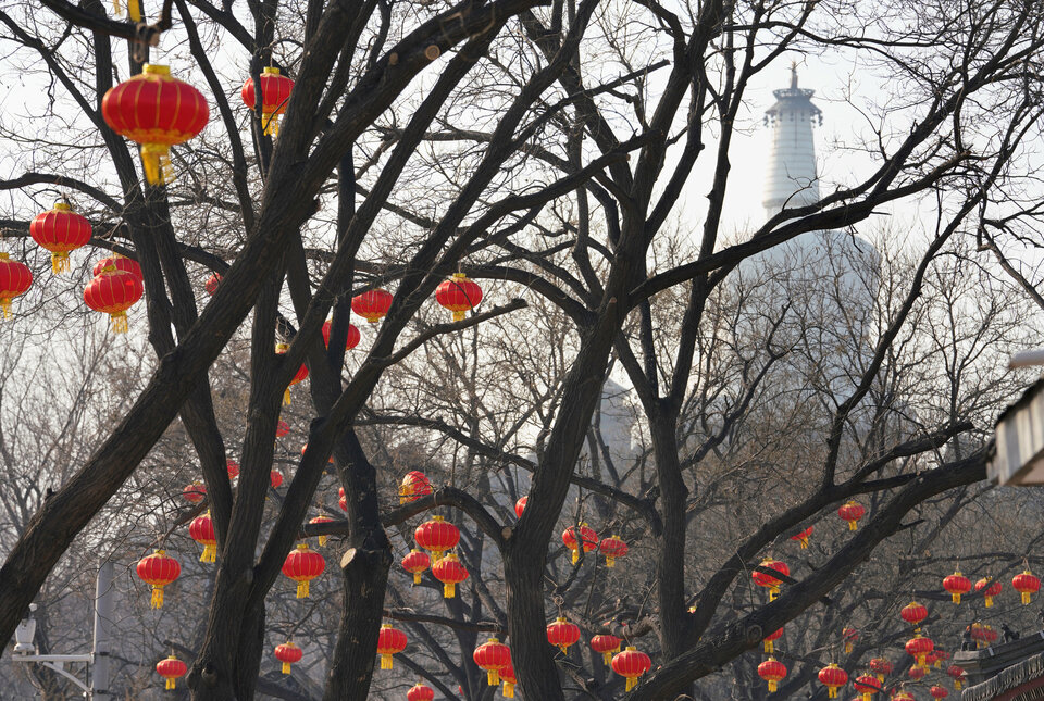 Decorations for the Chinese Lunar New Year are pictured near a park on a polluted day in Beijing on Tuesday (13/02). (Reuters Photo/Jason Lee)