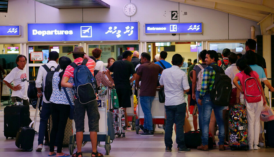 Tourists have been cancelling hundreds of hotel bookings in Maldives every day since the imposition of a state of emergency last week, tour operators say, despite government assurances things are normal in the resort islands, far from the capital. (Reuters Photo/Stringer)