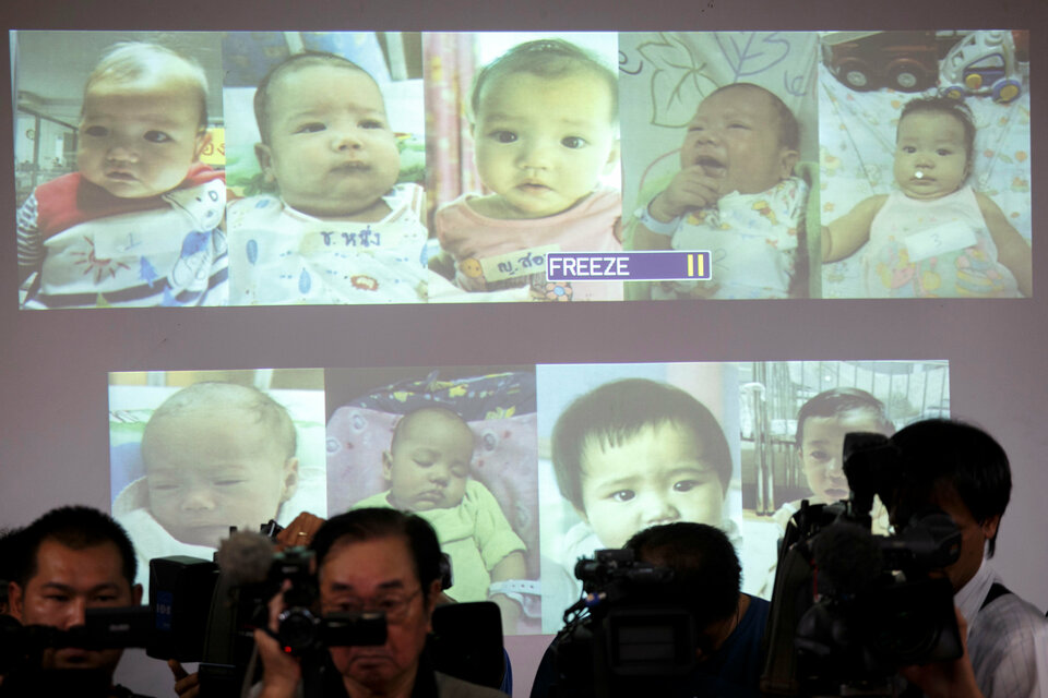 A Thai court said on Tuesday (20/02) that it ruled in favor of a wealthy Japanese man who had fathered 13 surrogate children in Thailand, naming him their legal parent and sole guardian. (Reuters Photo/Athit Perawongmetha)