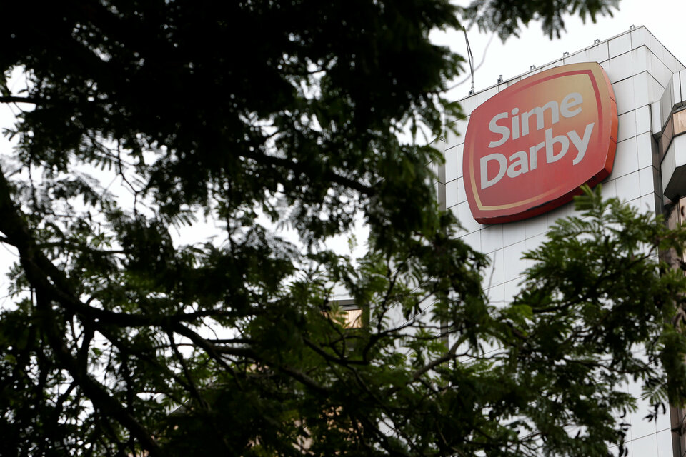Malaysia's Sime Darby Plantations said on Thursday (22/02) that its second-quarter net profit rose by 34 percent versus a year ago, on the back of improvements in fresh fruit bunch production. (Reuters Photo/Lai Seng Sin)
