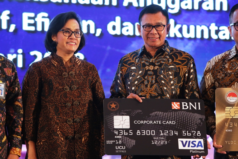 Left to right, Finance Minister Sri Mulyani Indrawati and President Director of BNI, Achmad Baiqun pointed out the mock-up of BNI Corporate Card at the signing of the Master Card Agreement of Government Credit Card Agreement in Jakarta February 21, 2018. BNI Corporate Card will provide convenience for related transactions with Government Duties. Courtesy Photo of Image Dynamics
