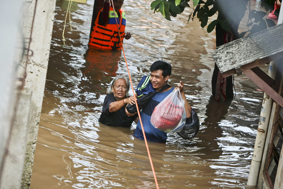 Rescuers help residents evacuate their houses in Rajawati, South Jakarta, on Monday (05/02). (JG Photo/Yudha Baskoro)