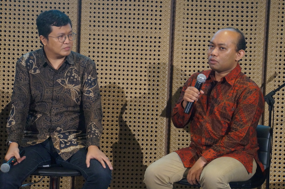 Screenwriter Salman Aristo, left, and story editor Arief Ash Shiddiq launch their screenwriting guide book 'Kelas Skenario' (Screenwriting Class) at Galeri Indonesia Kaya in Jakarta on Feb. 21. (JG Photo/Dhania Sarahtika) 