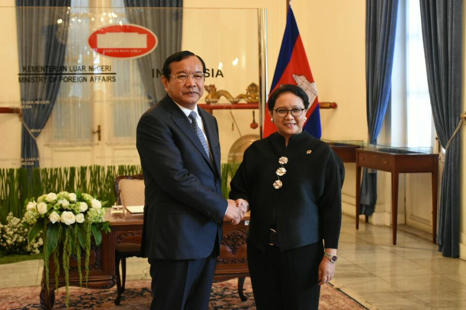 Foreign Minister Retno Marsudi meets with her Cambodian counterpart Prak Sokhonn in Jakarta on Friday (02/02). (Photo courtesy of the Ministry of Foreign Affairs)