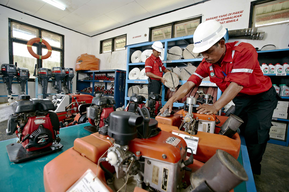 Members of Riau Andalan Pulp and Paper's quick-response team prepare firefighting equipment for a training session aimed at sharpening their skills in dealing with fires in the company's concession area. (Photo courtesy of RAPP)