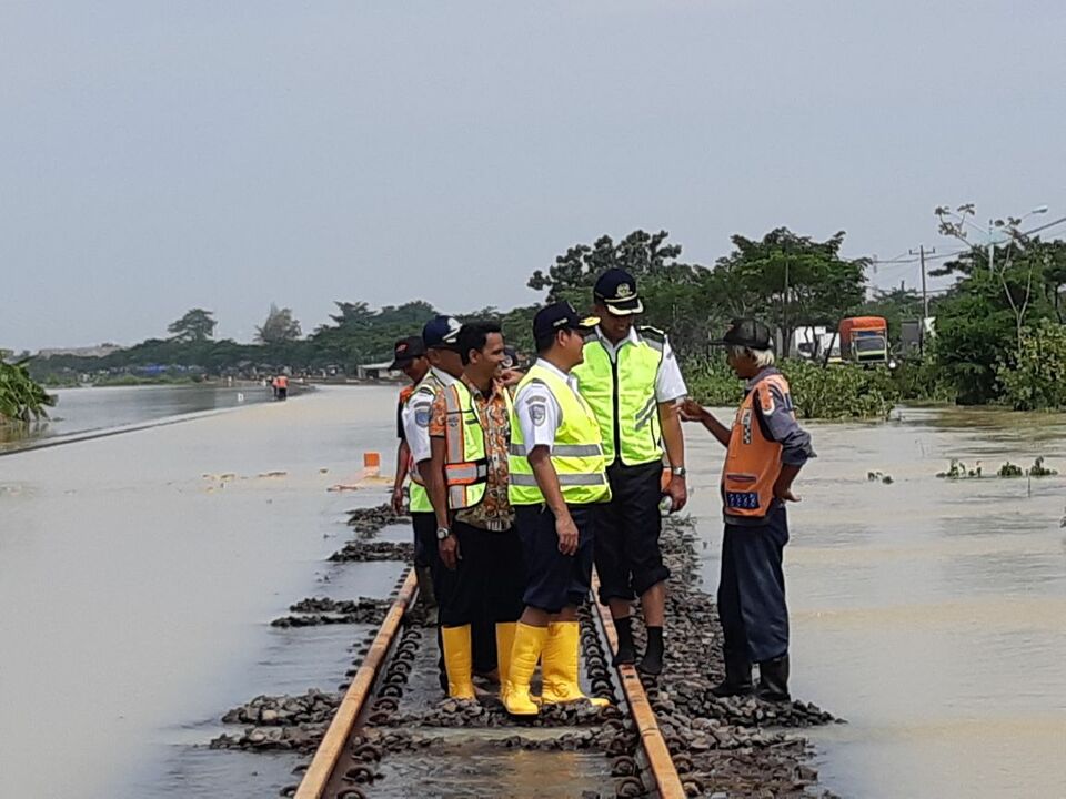 Heavy rain in Java in recent days has caused severe flooding and led to train delays over the weekend, particularly in Central and West Java, officials said on Sunday (25/02).  (Photo courtesy the Ministry of Transportation)