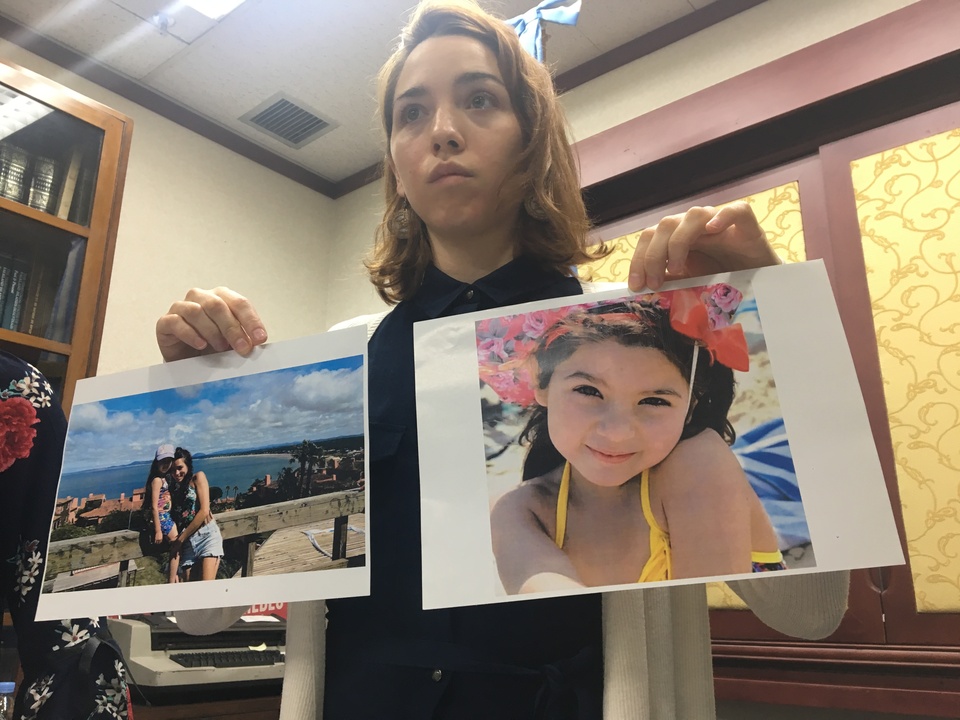 Elizabeth Avalos shows photographs of her missing daughter, Alum Langone Avalos, during a press conference in Jakarta on Modnay (05/02). (JG Photo/Sheany)