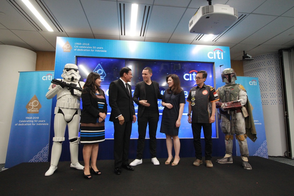 Chief Executive Officer of Citi Indonesia, Batara Sianturi (left third) accompanied by Director, Country Head of Corporate Affairs Elvera N. Makki (second left) handed donations to Foundations Foundation Inspection Factory Georges Hilaul, Co-Founder Jenny Tjoa and Commander Officer 501st Legion, Arief Sundjaja (second right) for the implementation of an inspirational education program for 50 Indonesian children in Jakarta, 23 February 2018.Citi Indonesia donated Rp.50 million through Pabrik Inspirasi Foundation for education program for 50 Indonesian children. Courtesy Photo of Citi Indonesia

 

 