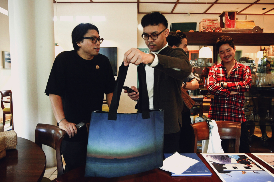 Indonesian fashion and lifestyle photographer Chris Bunjamin showcases his works during the event, dubbed 'Canaan in Flores,' in Jakarta on Wednesday (21/02). (JG Photo/Yudha Baskoro)