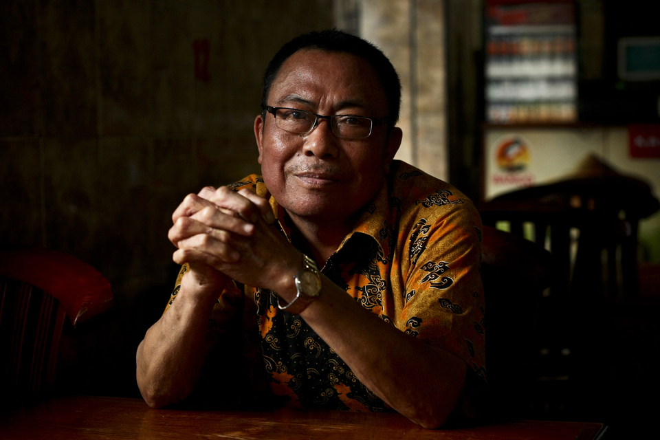 Senen Riyanto sits at his legendary tongseng and satay restaurant in Duren Sawit, East Jakarta, on Friday (09/02). (JG Photo/Yudha Baskoro)