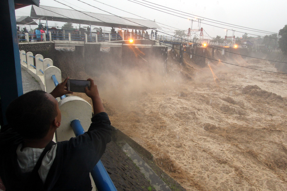 The Katulampa Dam in Bogor, West Java, on Monday (05/02).
 (Antara Photo/Yulius Satria Wijaya)