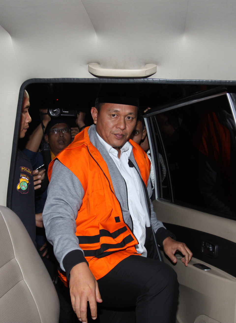 The Corruption Eradication Commission (KPK) named Central Lampung district head Mustafa a suspect on Friday (16/02) following his arrest on bribery allegations involving a loan from state-owned financing company Sarana Multi Infrastruktur (SMI). (Antara Photo/Reno Esnir)