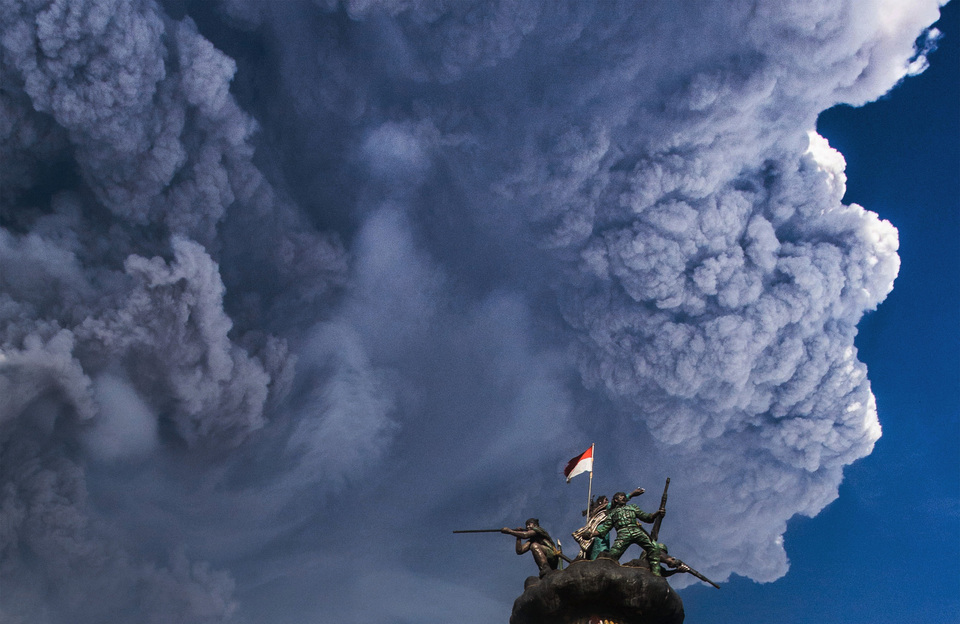 Ash cloud from the Mount Sinabung eruption seen from the tourist town of Brastagi in North Sumatra on Monday (19/02). (Antara Photo/Tibta Peranginangin)