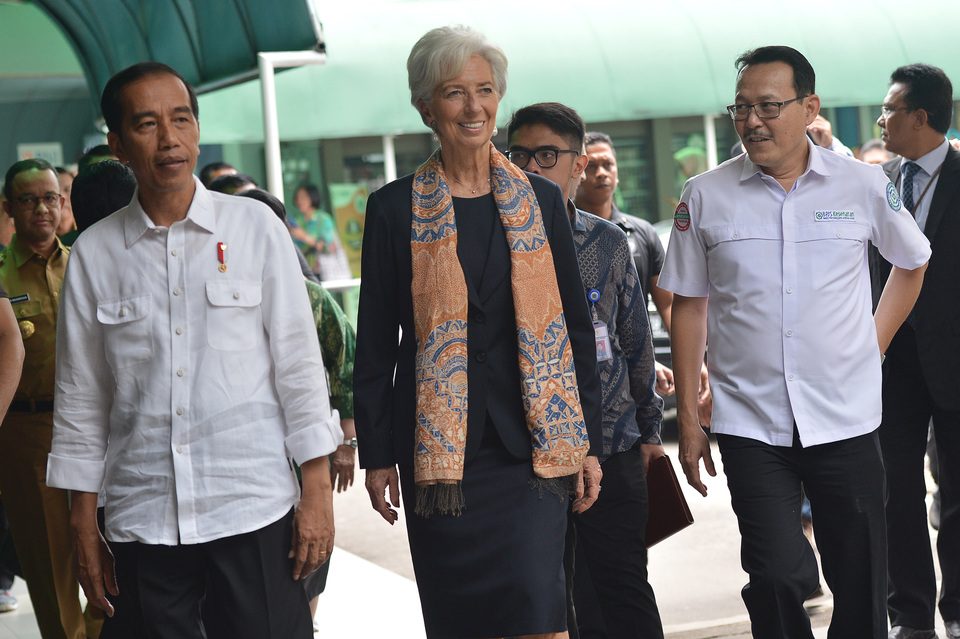 International Monetary Fund managing director Christine Lagarde, center, lauded President Joko 'Jokowi' Widodo's economic reform program on Monday (26/02), especially for making it easier for small and medium enterprises to obtain business permits. (Antara Photo/Wahyu Putro A)