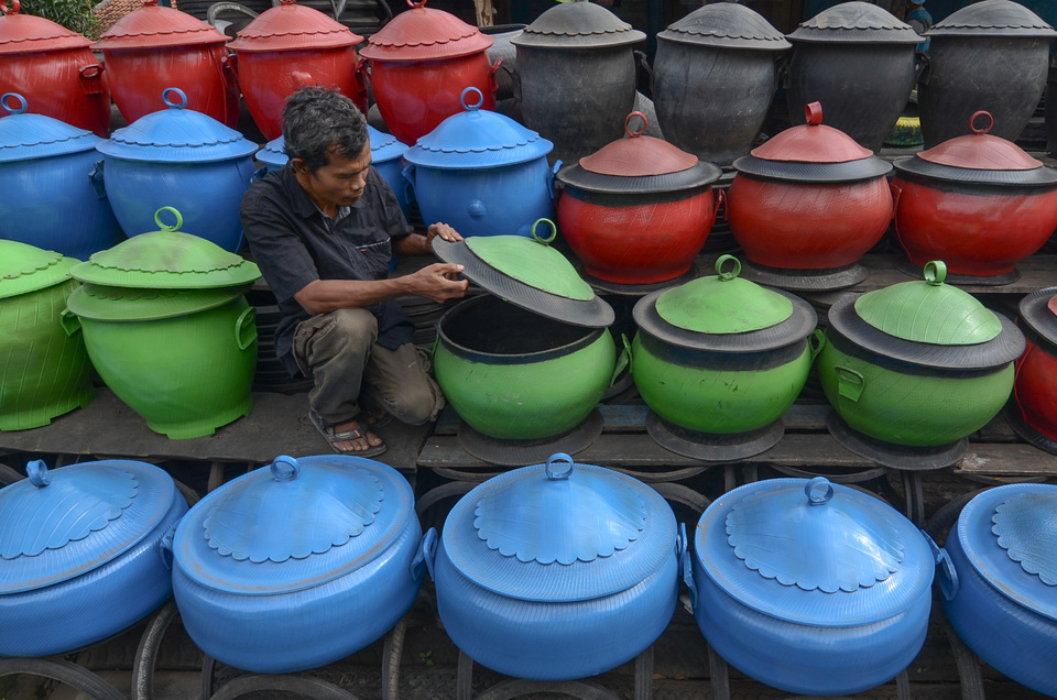 A worker arranges rubbish bins made of recycled rubber in Cianjur, West Java, on Sunday (11/02).
(Antara Photo/Raisan Al Farisi)