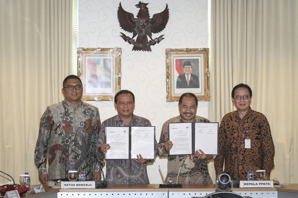 Officials from Indonesia's Election Supervisory Board (Bawaslu) and Financial Transactions Report and Analysis Center (PPATK) signed an agreement on Tuesday (13/02) to work together to monitor campaign funding for the 2018 regional elections in June. (Antara Photo/Dhemas Reviyanto)