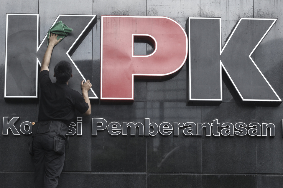 Antigraft investigators question Social Affairs Minister Idrus Marham and have PLN president director Sofyan Basyir in an ongoing investigation into a bribery case related to a power plant project. (Antara Photo/Muhammad Adimaja)