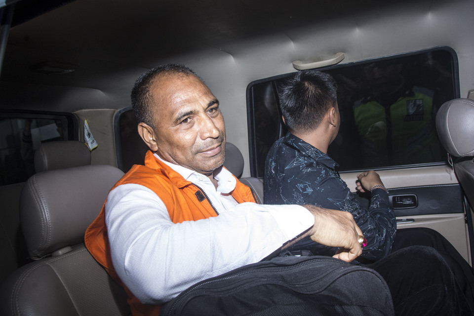 Ngada district head Marianus Sae wearing the distinctive orange vest of a KPK detainee. (Antara Photo/Aprillio Akbar)