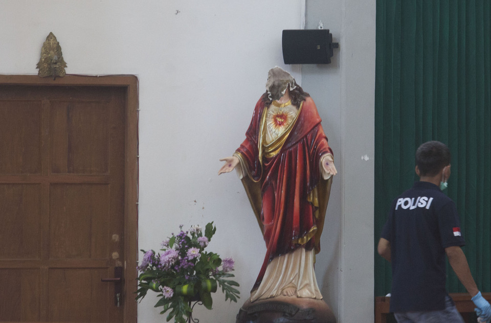 A statue of Jesus at St.
 Lidwina Catholic church in Yogyakarta had its head cut off by a sword-wielding assailant in February.
(Antara Photo/Fitri Atmoko)