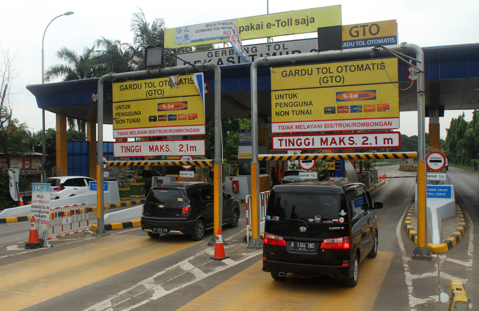 Cars entering the Jakarta-Cikampek Toll Road at the East Bekasi Toll Gate in West Java on Thursday (22/02). The Jabodetabek Transportation Management Agency (BPTJ) is planning to implement an odd-even license plate scheme for private vehicles between the East Bekasi Toll Gate and West Bekasi Toll Gate in the direction of Jakarta between 6 a.m. and 9 a.m. daily to reduce traffic congestion during peak hours. (Antara Photo/Risky Andrianto)