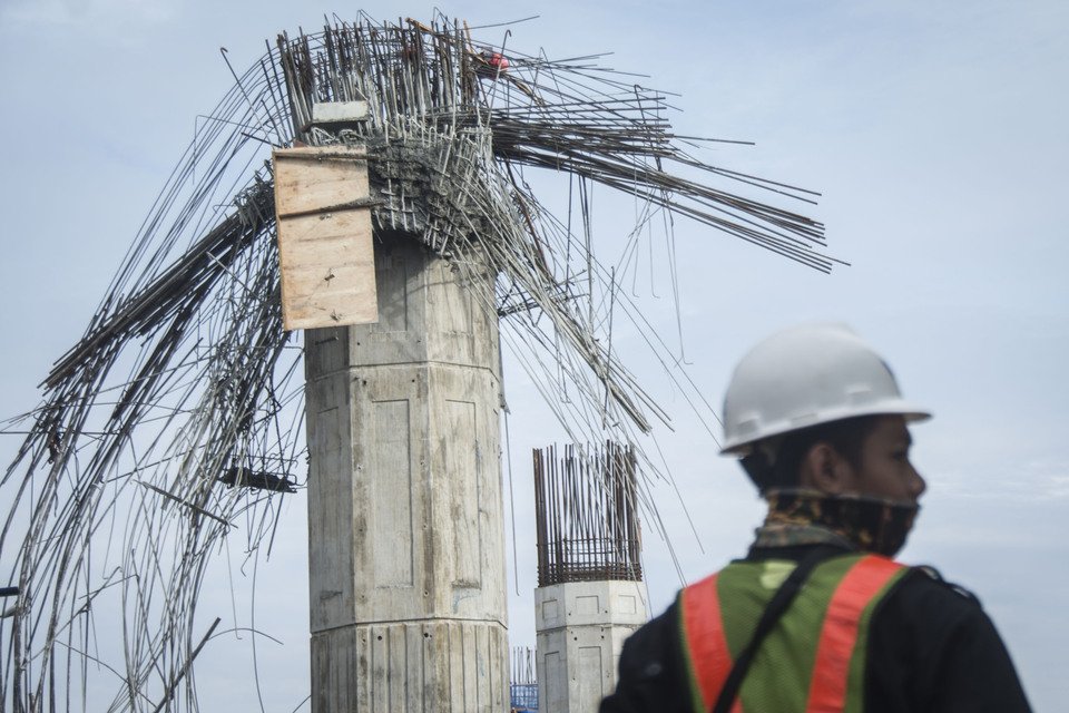 The Ministry of Public Works and Housing has allowed work on 34 elevated infrastructure construction projects to resume after the National Construction Safety Committee finalized a series of safety audits. (Antara Photo/Aprillio Akbar)