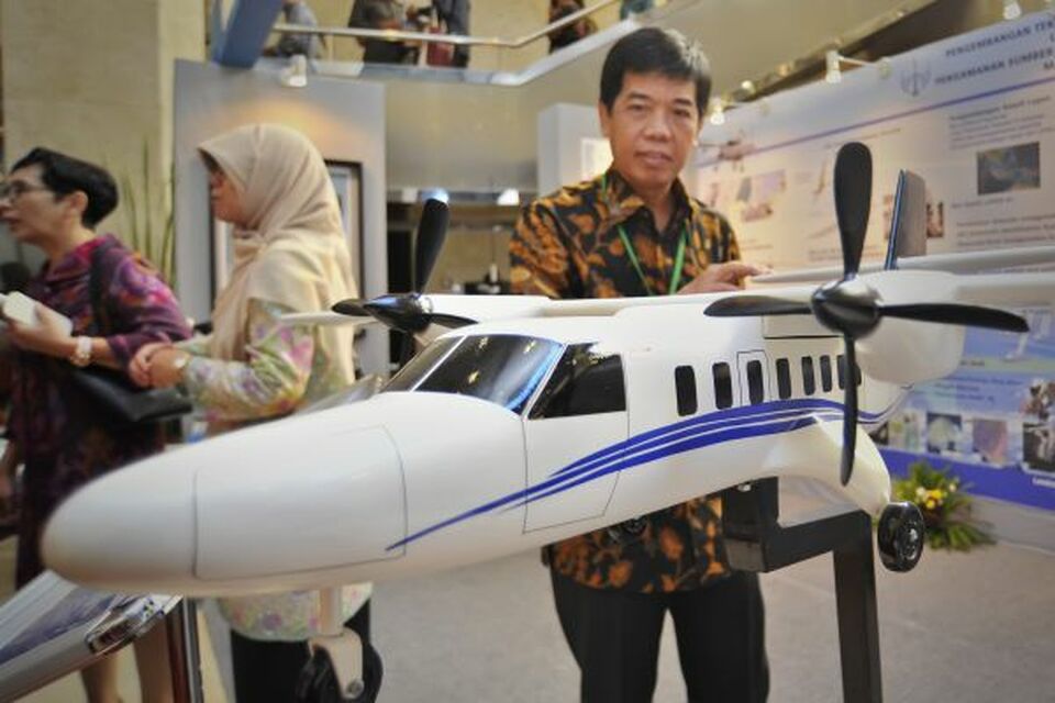 Indonesian aviation company Regio Aviasi Industri has signed up Italian-based Leonardo's Aerostructures Division and aeronautical manufacturer LAER to help complete the development of its R80 turboprop airplane over the next four years in an effort to tap into growing demand for short-haul flights across the archipelago. (Antara Photo/Yudhi Mahatma)