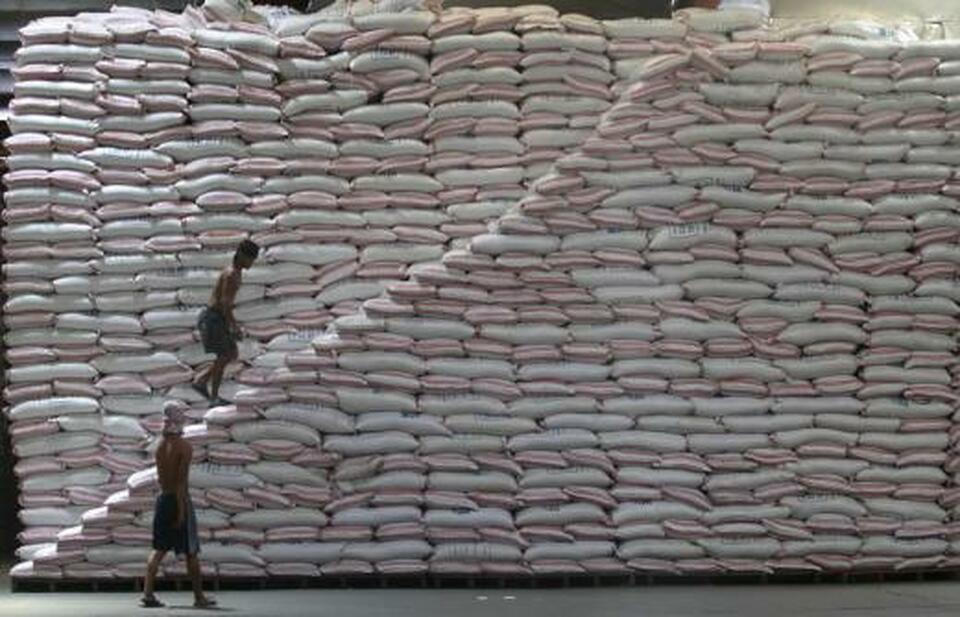 Philippine President Rodrigo Duterte has given the go-ahead for the National Food Authority, or NFA, to import 250,000 tons of rice to boost dwindling inventories, a cabinet official said on Friday (09/02). (Reuters Photo/Romeo Ranoco)