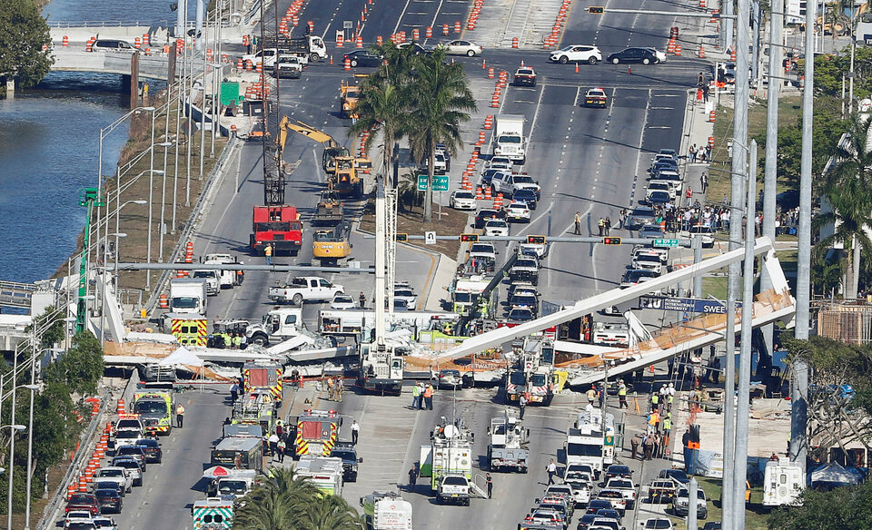 A newly erected pedestrian bridge spanning several lanes of traffic collapsed at Florida International University on Thursday (15/03), killing four people, Miami-Dade County Fire Chief Dave Downey said. (Reuters Photo/Joe Skipper)