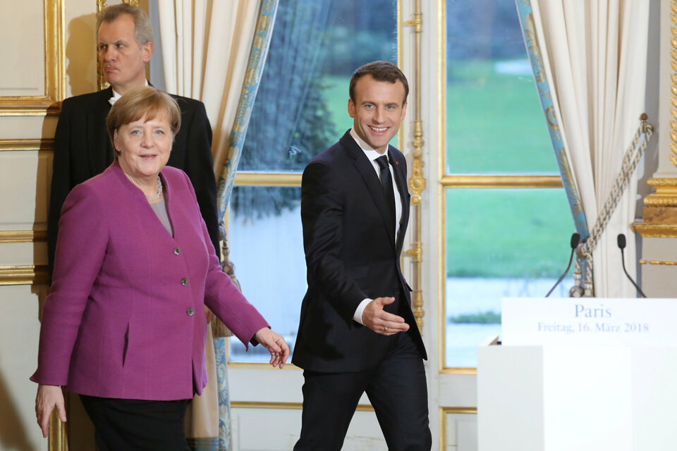 French President Emmanuel Macron and German Chancellor Angela Merkel pledged on Friday (16/03) to overcome differences in order to formulate a roadmap for a reform of the euro zone, which they will seek to get approved by their European peers in June. (Reuters Photo/Ludovic Marin)