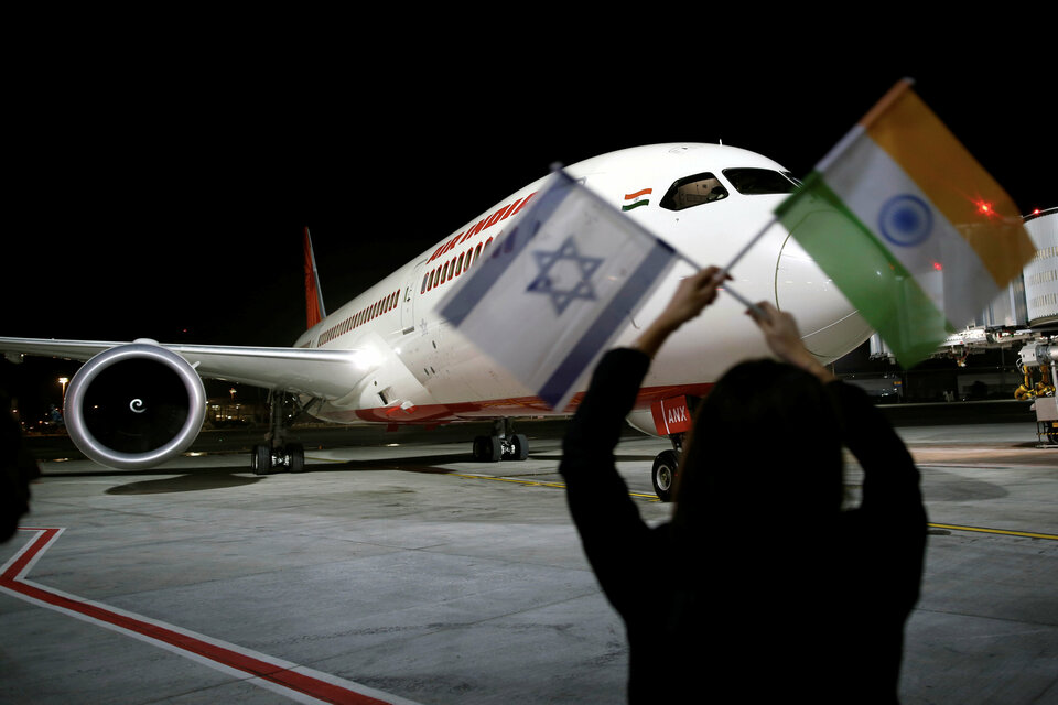 An Air India Boeing 787-8 Dreamliner lands at Ben Gurion International Airport in Lod, near Tel Aviv, on Thursday (22/03). (Reuters Photo/Amir Cohen)