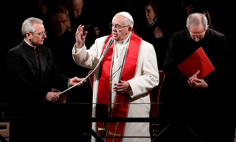  Pope Francis led Roman Catholics in Good Friday (30/03) services under tight security, urging people, including ministers of his Church, to rediscover the capacity to feel shame for their role in the world's ills.(Reuters Photo/Remo Casilli)
