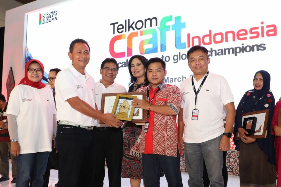 Gatot Trihargo, second from left, Telkom president commissioner Hendri Saparini, far left, Telkom president director Alex J. Sinaga, third from left, Telkomsel Ririek Adriansyah president director, second right, and Forsikatel chairman Evelita Sinaga, third right, pose for a photo at the closing ceremony of Telkom Craft Indonesia 2018 at Jakarta Convention Center on Sunday (25/03). (Photo courtesy of Telkom)