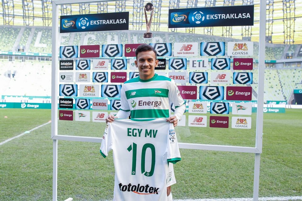 Indonesian striker Egy Maulana Vikri poses with the jersey of his new club, Lechia Gdańsk. (Photo courtesy of Lechia Gdańsk)