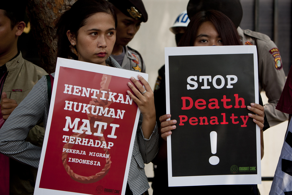 Protestors calling on the government to step in to save Zaini Misrin, an Indonesian migrant worker who was sentenced to death in Saudi Arabia, during a demonstration in front of the Saudi Embassy in Central Jakarta on March 20, 2018. (JG Photo/Yudha Baskoro)