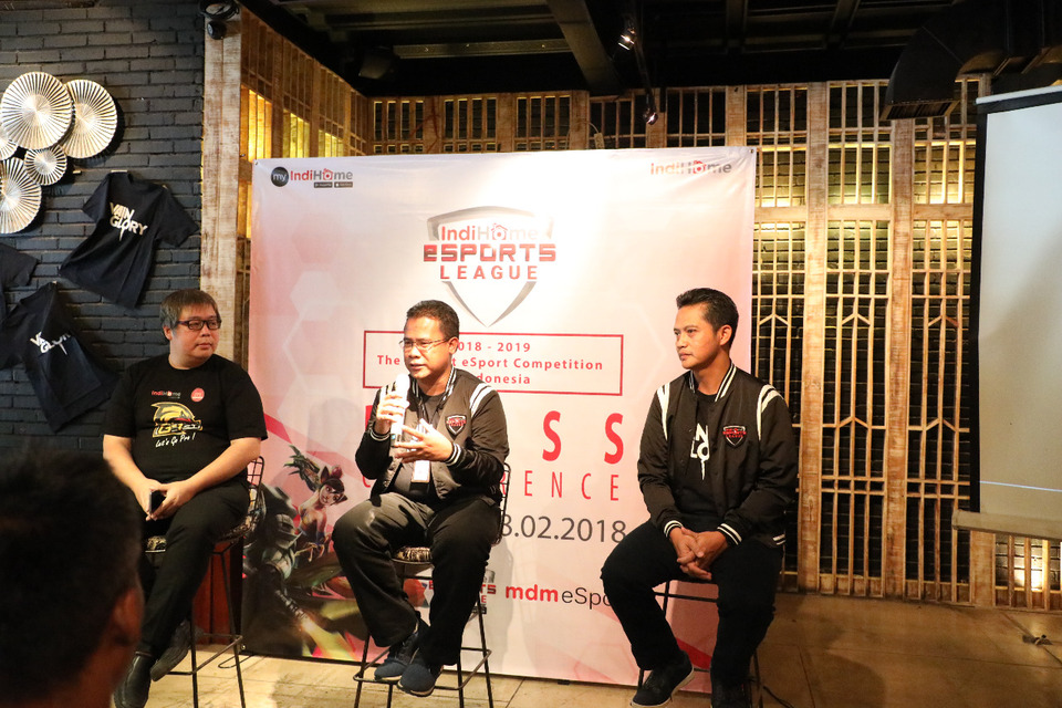 From left, Sofian Martineau, country director for Vainglory, Mustakim Wahyudi, assistant vice president of marketing communication at Telkom, and MD Media director Syaifudin speaking to the media during the start of the IndiHome eSports League in Jakarta on Feb. 28. (Photo courtesy of Telkom)