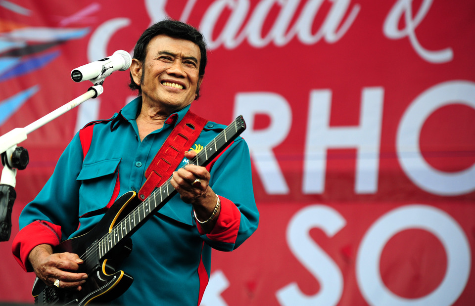 'King of Dangdut' Rhoma Irama plays a gig during his political party's campaign. (Antara Photo/Zarqoni Maksum)