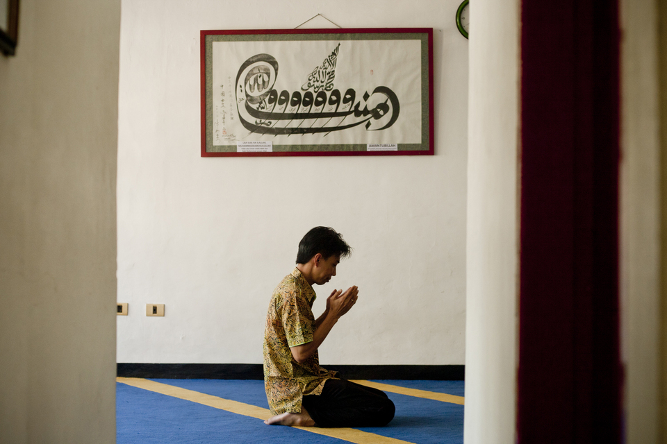 Iwan, a 43-year-old Chinese Indonesian who converted to Islam, praying at Lautze Mosque on Friday (23/03). (JG Photo/Yudha Baskoro)