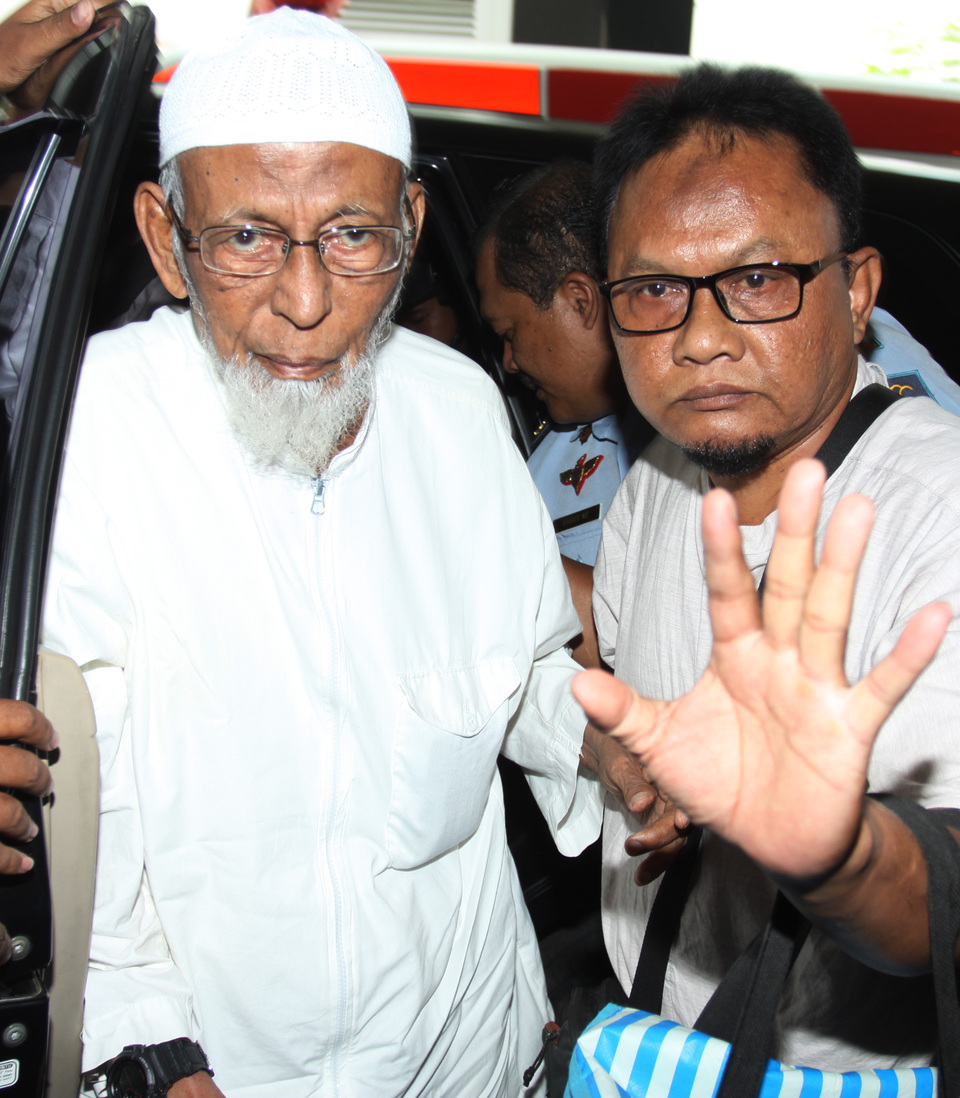 President Joko “Jokowi” Widodo on Thursday (01/03) confirmed that he has approved the transfer of convicted terrorist Abu Bakar Baasyir, left, from Gunung Sindor prison in Bogor to a hospital in Jakarta for humanity reason because the convict is sick. (ANTARA Photo/Reno Esnir)