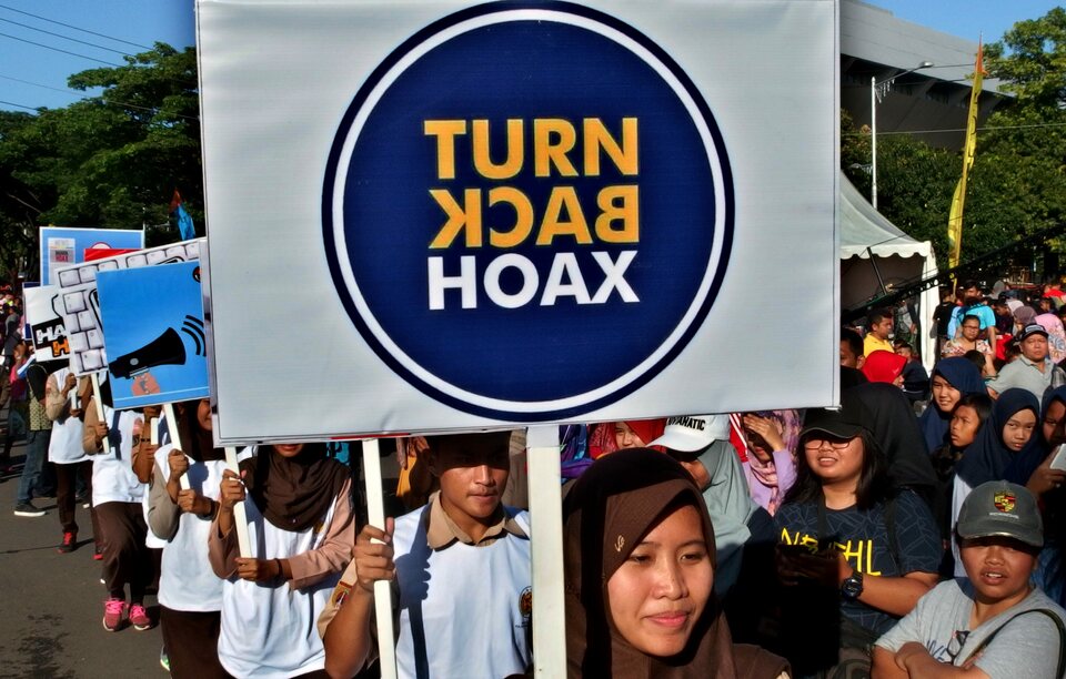 Students gather in Semarang, Central Java, on Sunday (18/03) to call for an end to social media hoaxes that have served to divide large swathes of Indonesian society. (Antara Photo/ R. Rekotomo)

