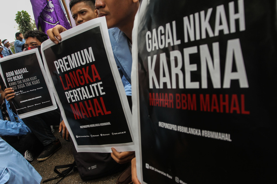 Students rally in front of the Riau Parliament Building in Pekanbaru, Riau, on Monday (05/03) to protest the high price of Pertalite Fuel (BBM) and Premium fuel. (Antara Photo/Rony Muharrman)