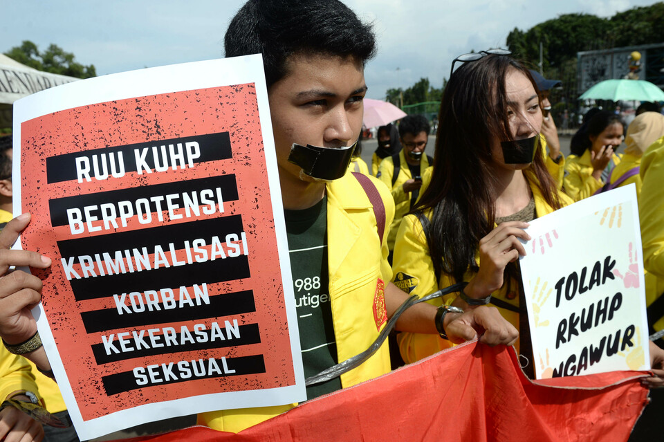 College students participated in a rally rejecting the criminal code revisions in Jakarta on March 10. (Antara Photo/Akbar Nugroho Gumay)