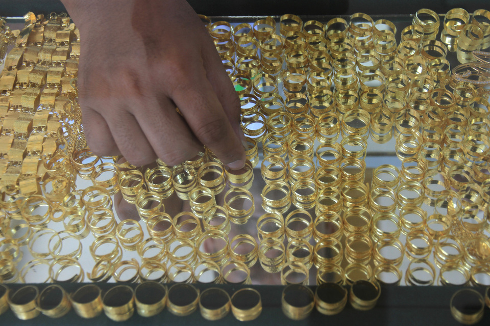 Trader arranges pure gold jewelry at one of the gold sales centers in Meulaboh City, West Aceh, Aceh, Saturday, March 17, 2018. (Antara Photo/Syifa Yulinnas)