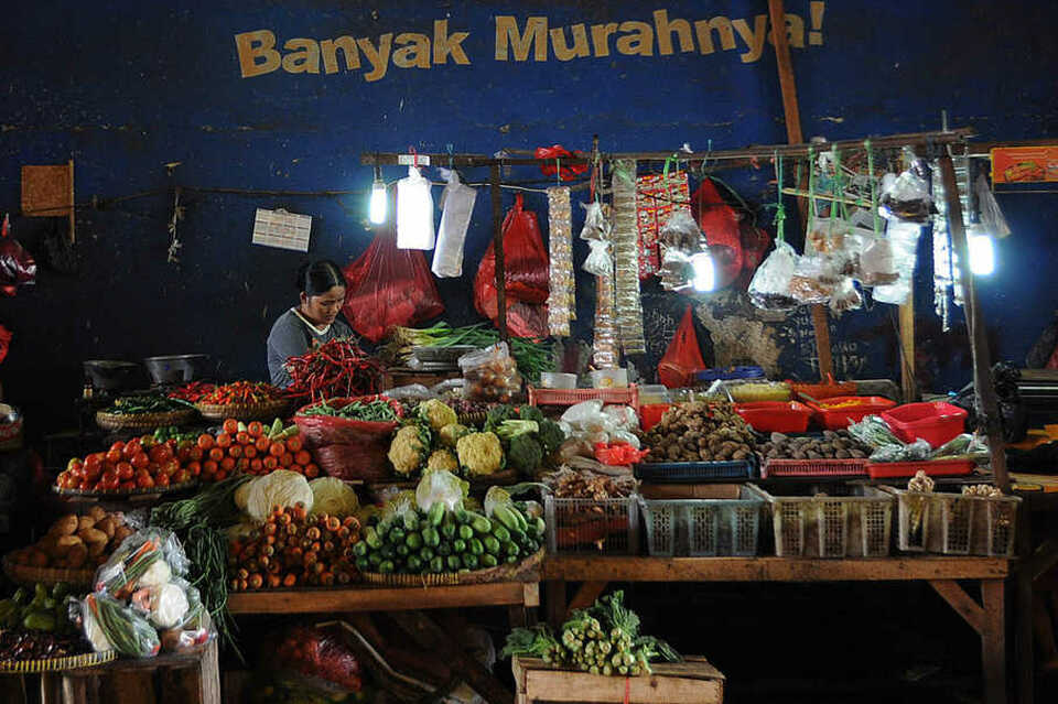 Indonesia’s annual inflation rate eased in February to its lowest point since December 2016 on the back of falling prices of some raw food products, the Central Statistics Agency reported on Thursday (01/03). (Antara Photo/Teresia May)