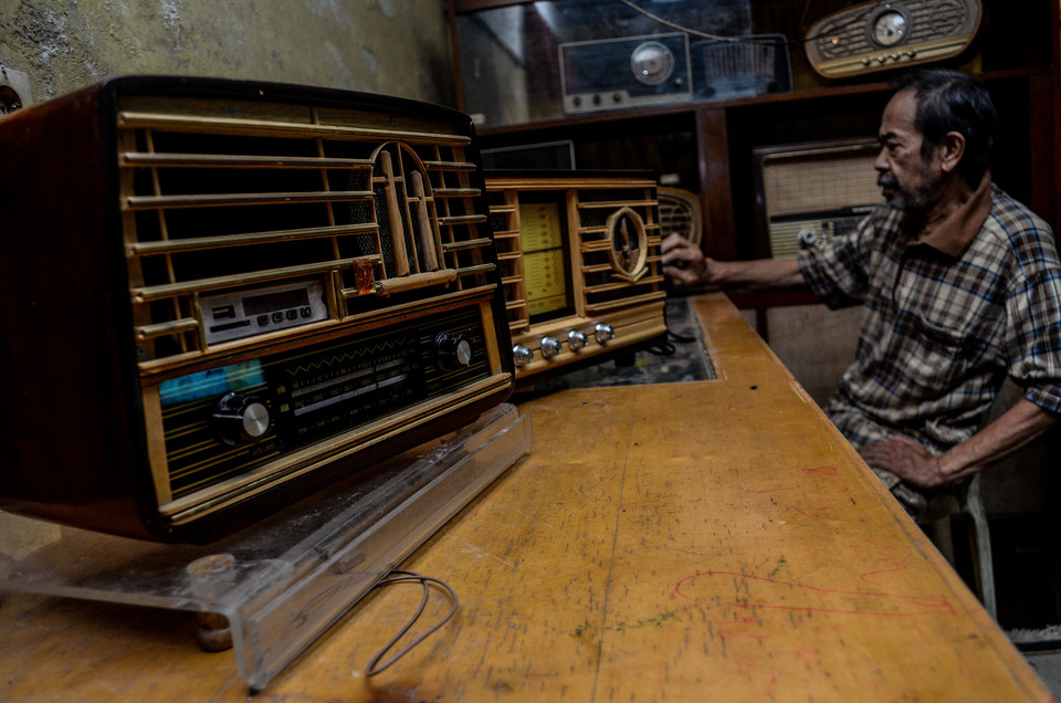A technician tests an antique radio in Bandung, West Java, on Friday (02/03). Antique radio repair service ranges from Rp 500,000 to Rp 2 million, while modifications range from Rp 300,000 to Rp 500,000, depending on the level of difficulty and type of damage. (Antara Photo/Khairizal Maris)