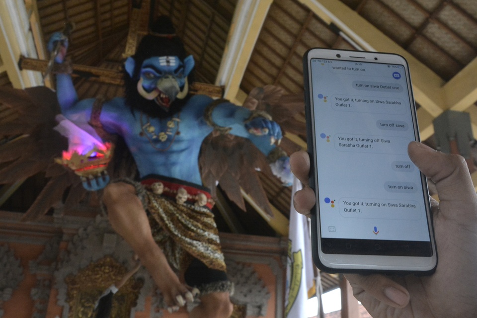 An ogoh-ogoh doll is set into motion by voice commands sent from a smartphone in Banjar Kaja Panjer, Denpasar City, Bali, on Tuesday (13/03). The ogoh-ogoh, named Siwa Sarabha, was made by local youth to welcome the Saka New Year. (Antara Photo/Fikri Yusuf)