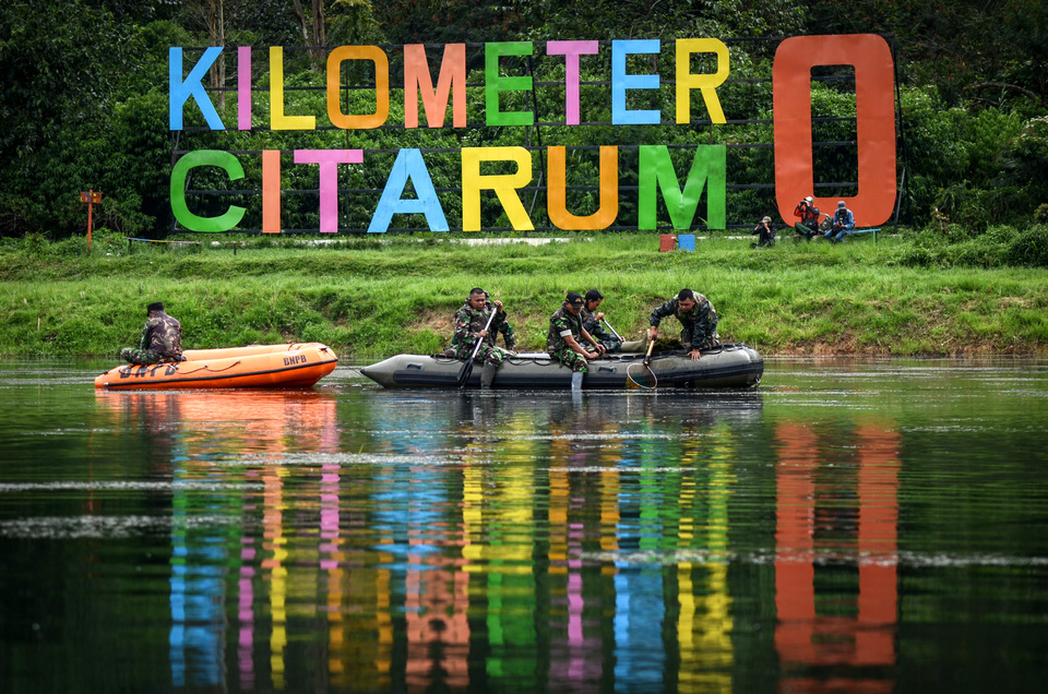Members of the military monitor the condition of the Citarum River in Situ Cisanti, Bandung, West Java, on Tuesday (13/03). In the next six months, the river's upstream areas will be revitalized under the Citarum Harum program aimed to clean up the heavily polluted waterway. (Antara Photo/Raisan Al Farisi)