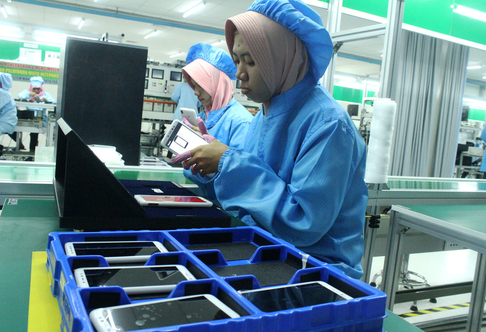 Workers assemble smartphones in Cikarang, Bekasi, West Java, on Tuesday (20/03). According to digital marketing research institute Emarketer, in 2018 there will be more than 100 million smartphone users in Indonesia, making it the fourth largest market after China, India and America. (Antara Photo/Risky Andrianto)