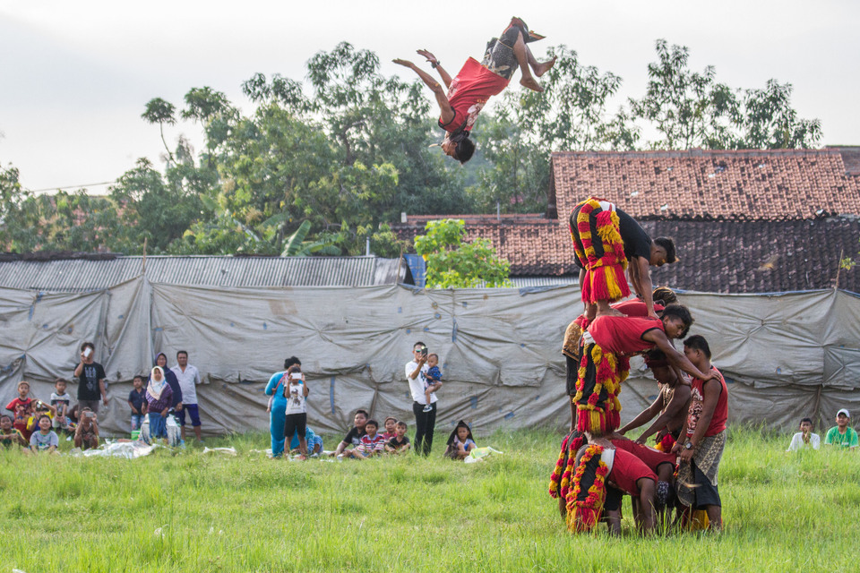 Artists present their stunts during the East Java Traditional Arts Show in Bandungrejo, Mranggen, Demak, Central Java, on Wednesday (14/03). The show is held regularly to promote traditional dances and cultural attractions of the province. (Antara Photo/Aji Styawan)